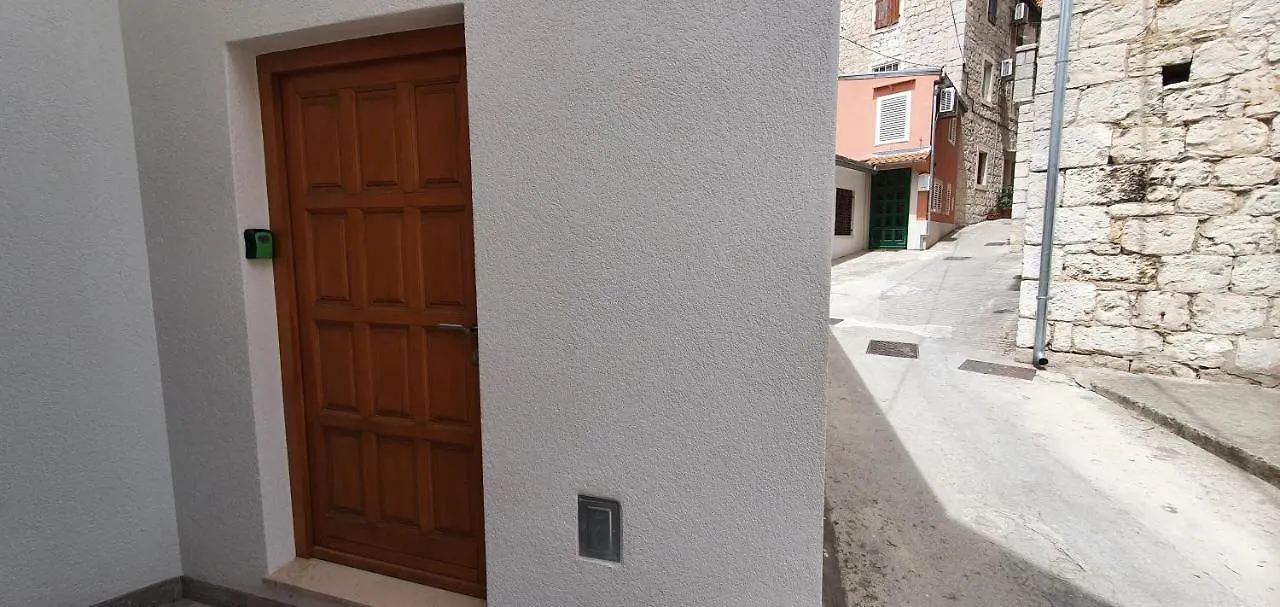 Heritage Stone Wall سبليت شقة