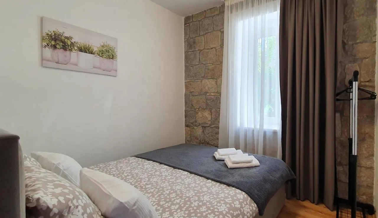 Heritage Stone Wall سبليت