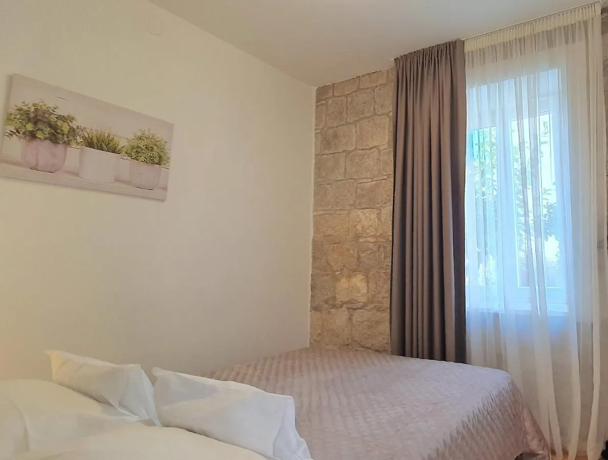 Heritage Stone Wall سبليت شقة