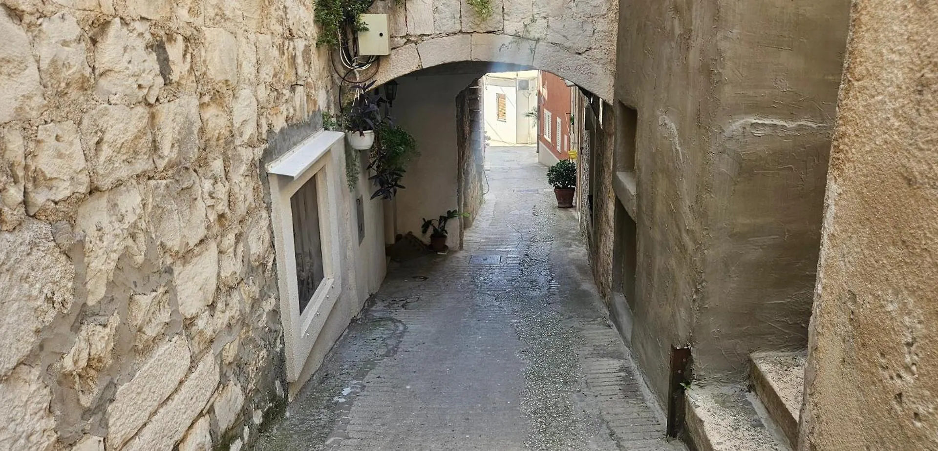 Apartment Heritage Stone Wall Split