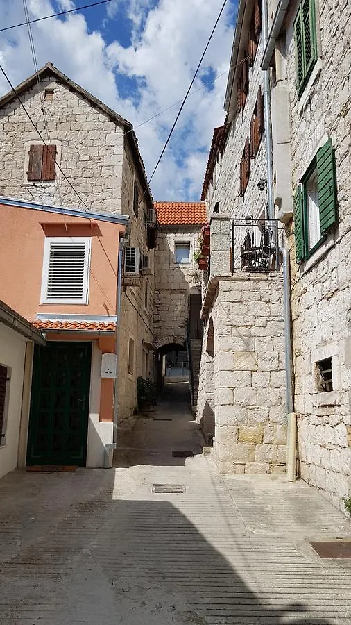 Heritage Stone Wall سبليت شقة